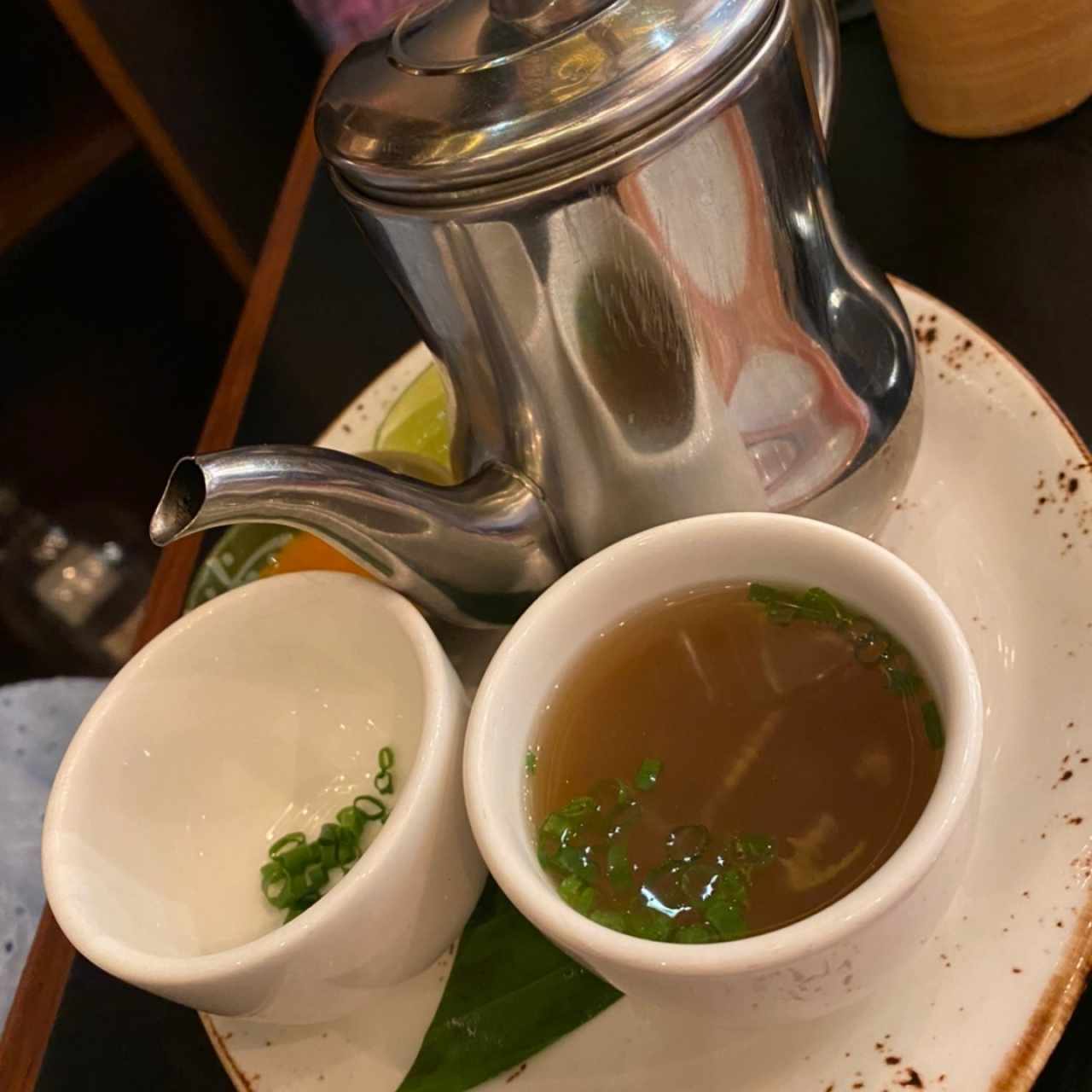 Caldo de pescado y hongos.