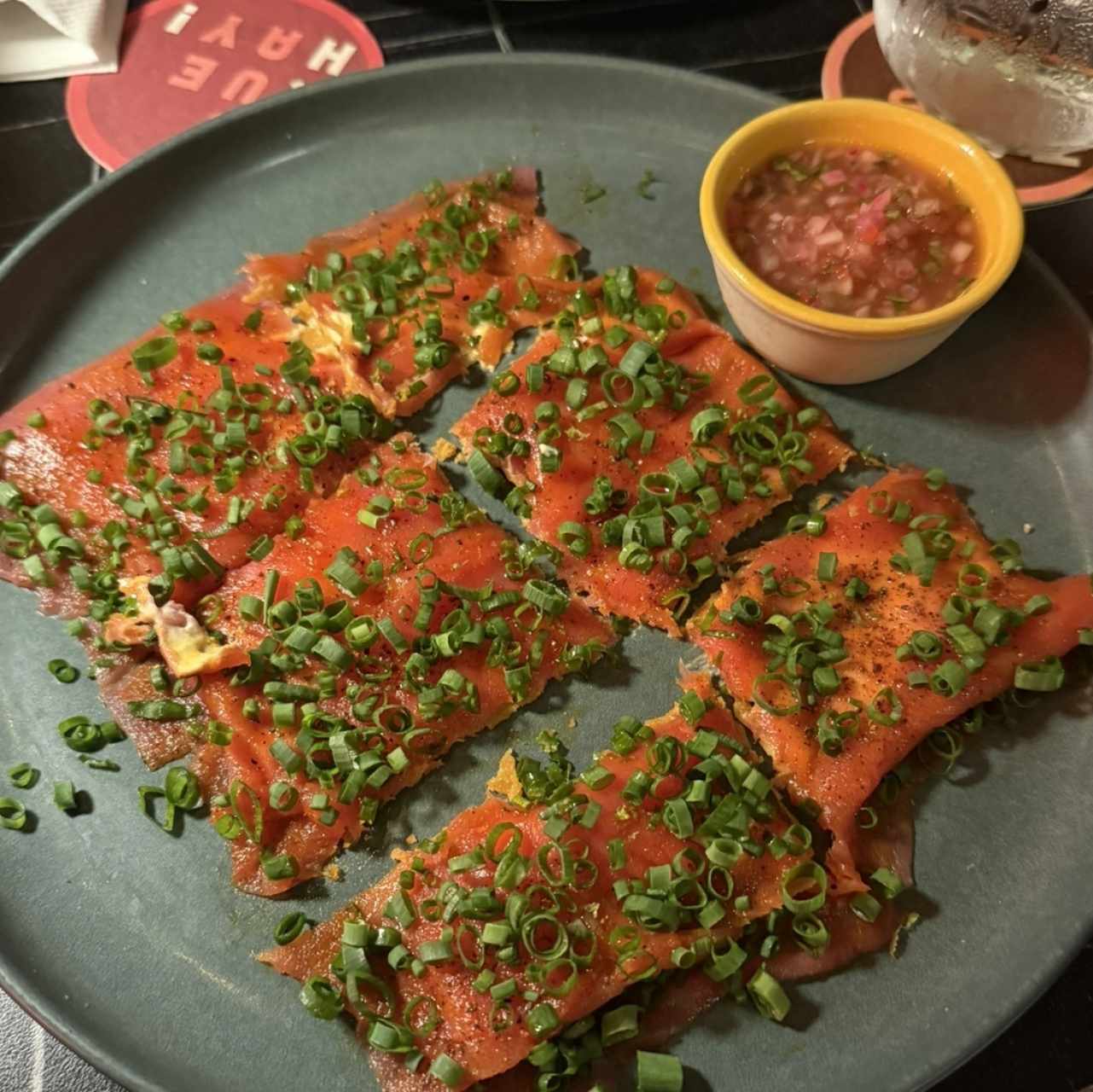 Yuca Tostada con Carpaccio de Atun