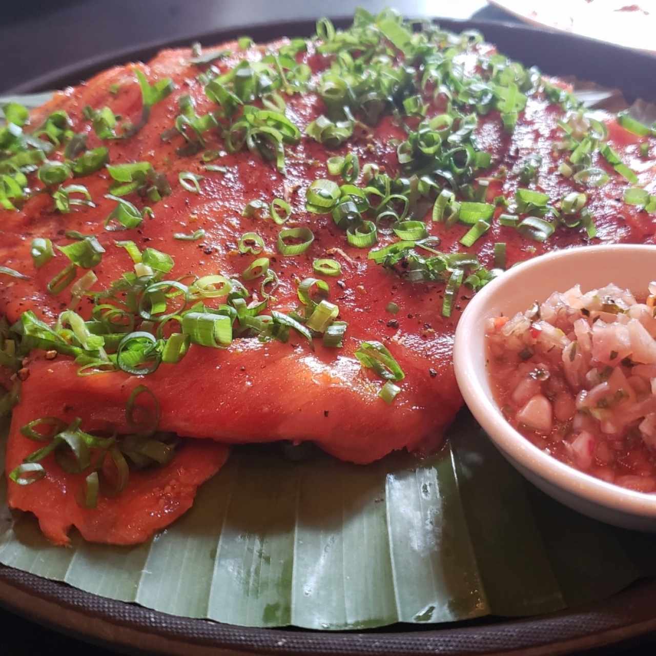 Yuca frita con carpaccio de atún 