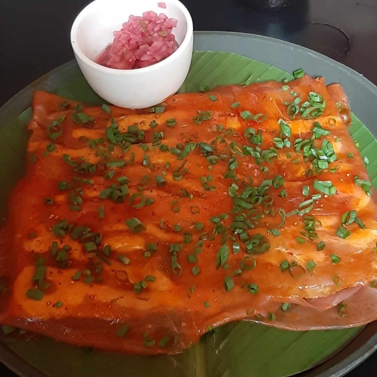 yuca tostada con carpaccio de atun y ceviche de cebolla