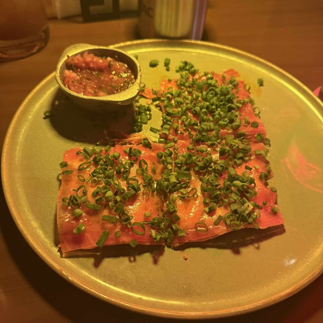 Yuca Tostada con Carpaccio de Atun