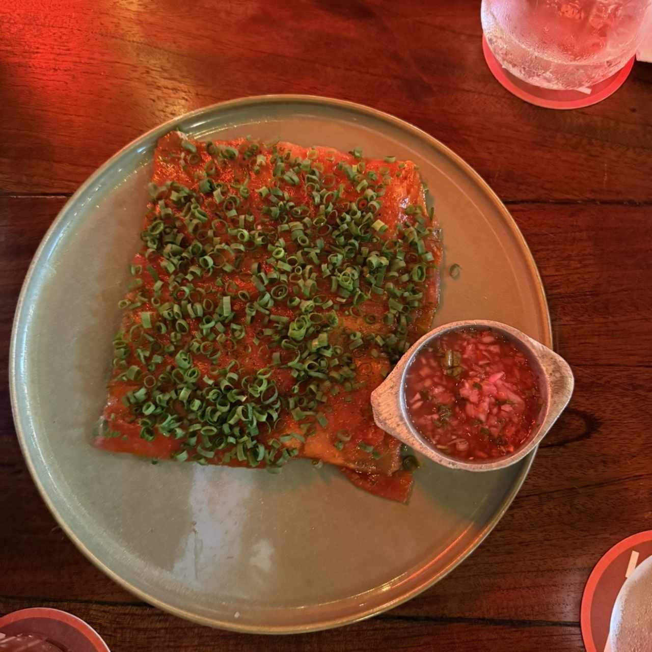 Yuca Tostada con Carpaccio de Atun