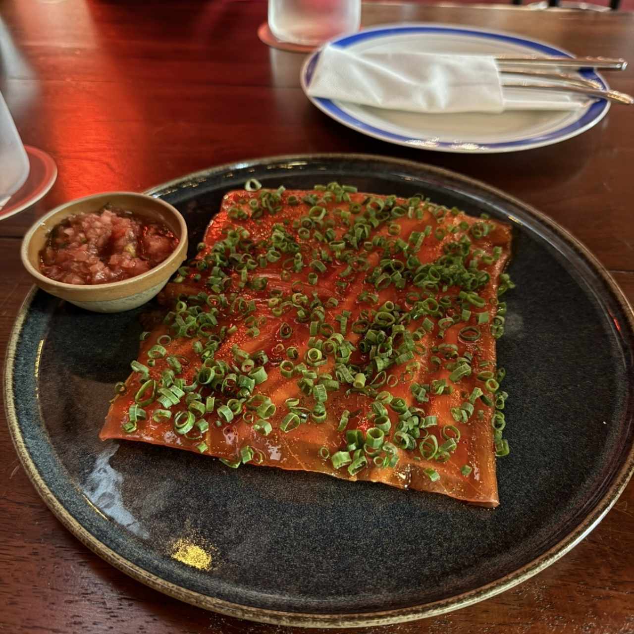 Yuca Tostada con Carpaccio de Atun
