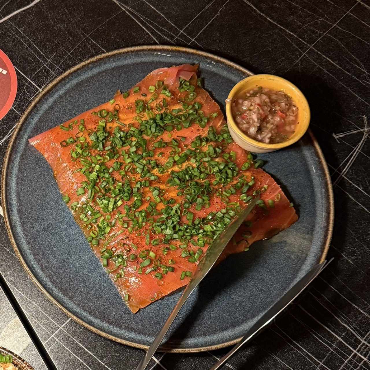 Yuca Tostada con Carpaccio de Atun