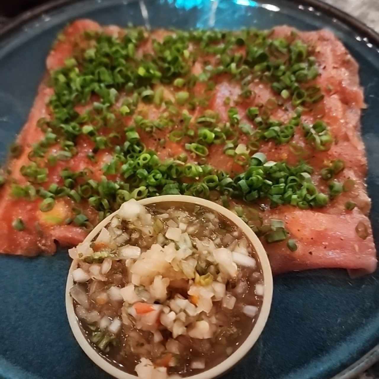 Yuca Tostada con Carpaccio de Atun