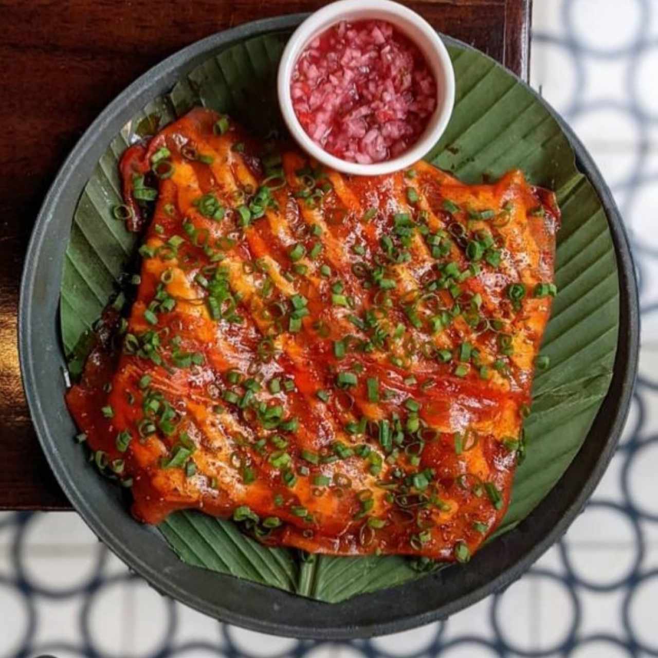 yuca tostada con carpaccio de atún y ceviche de cebolla 