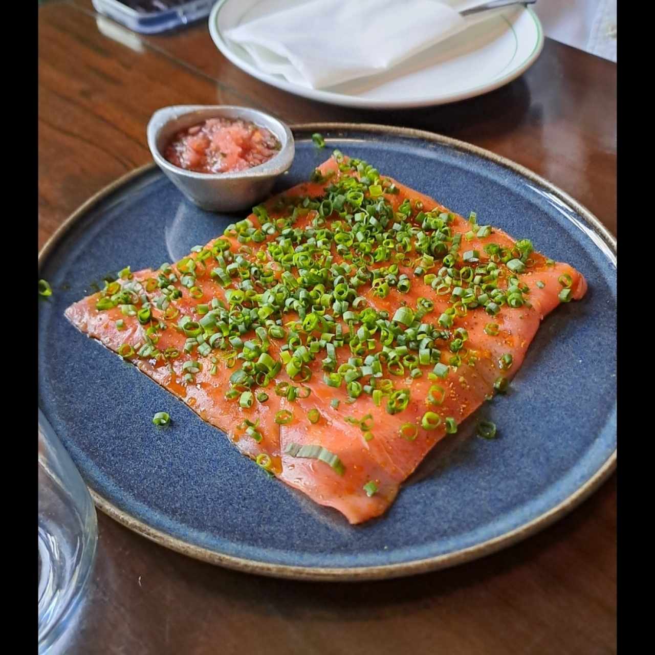Yuca Tostada con Carpaccio de Atun