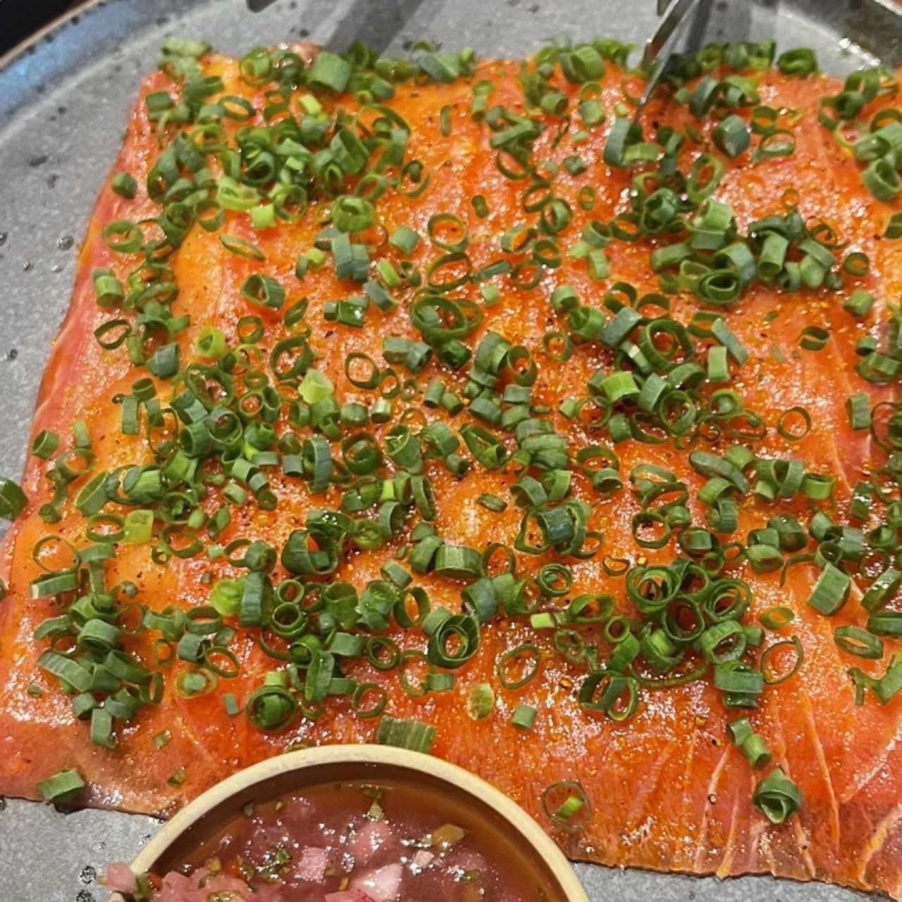 Yuca Tostada con Carpaccio de Atun