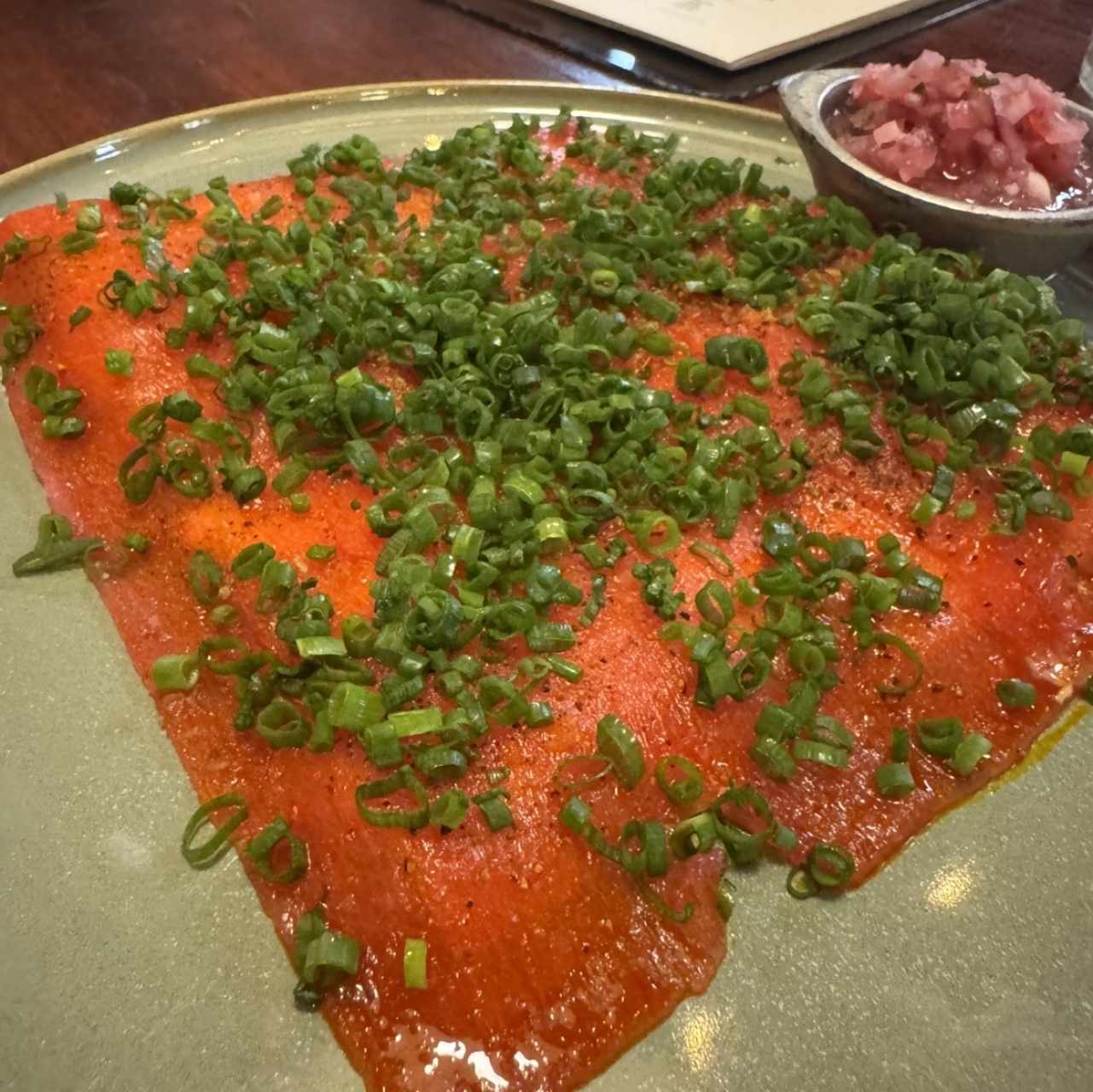 Yuca Tostada con Carpaccio de Atun