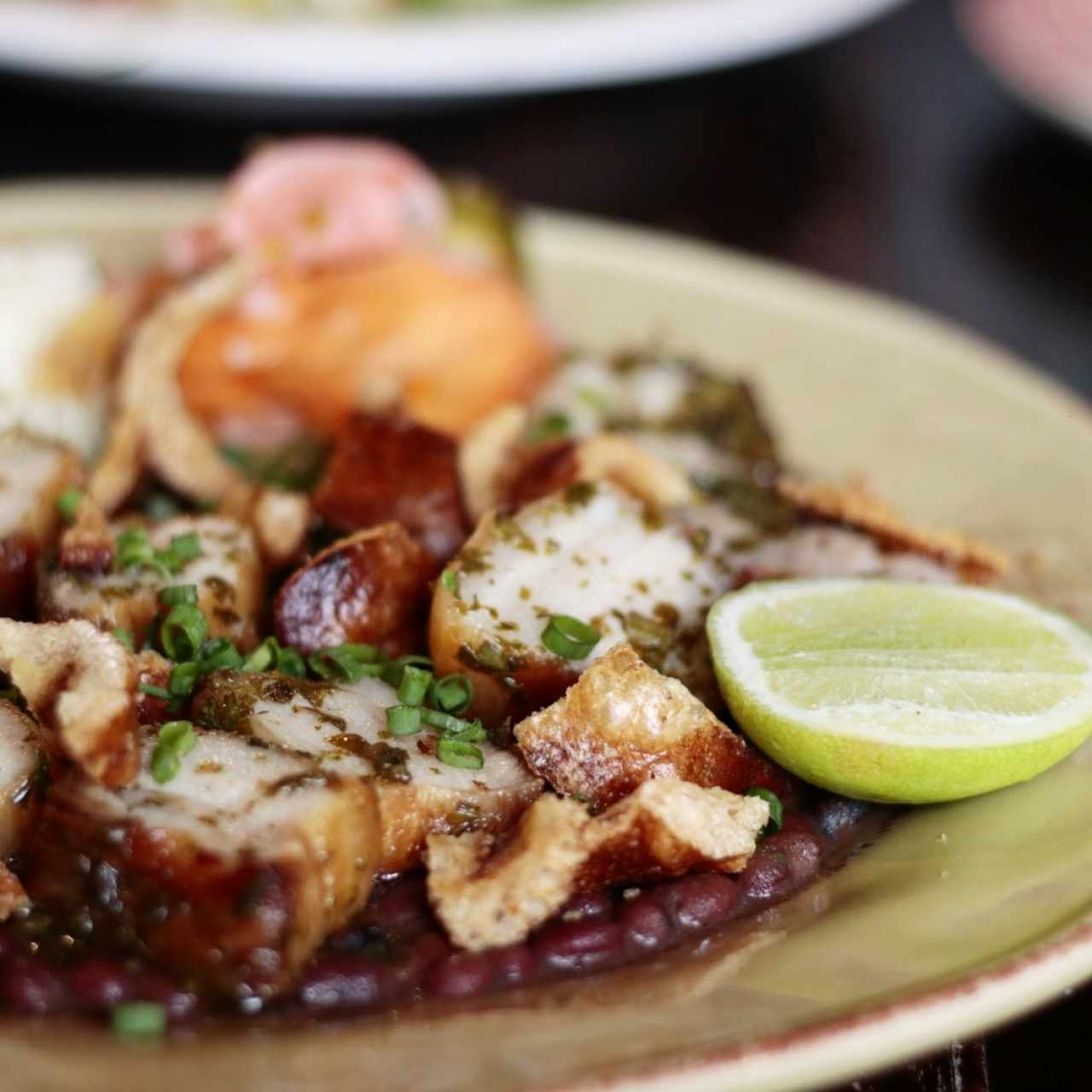 picada de chicharrón con porotos