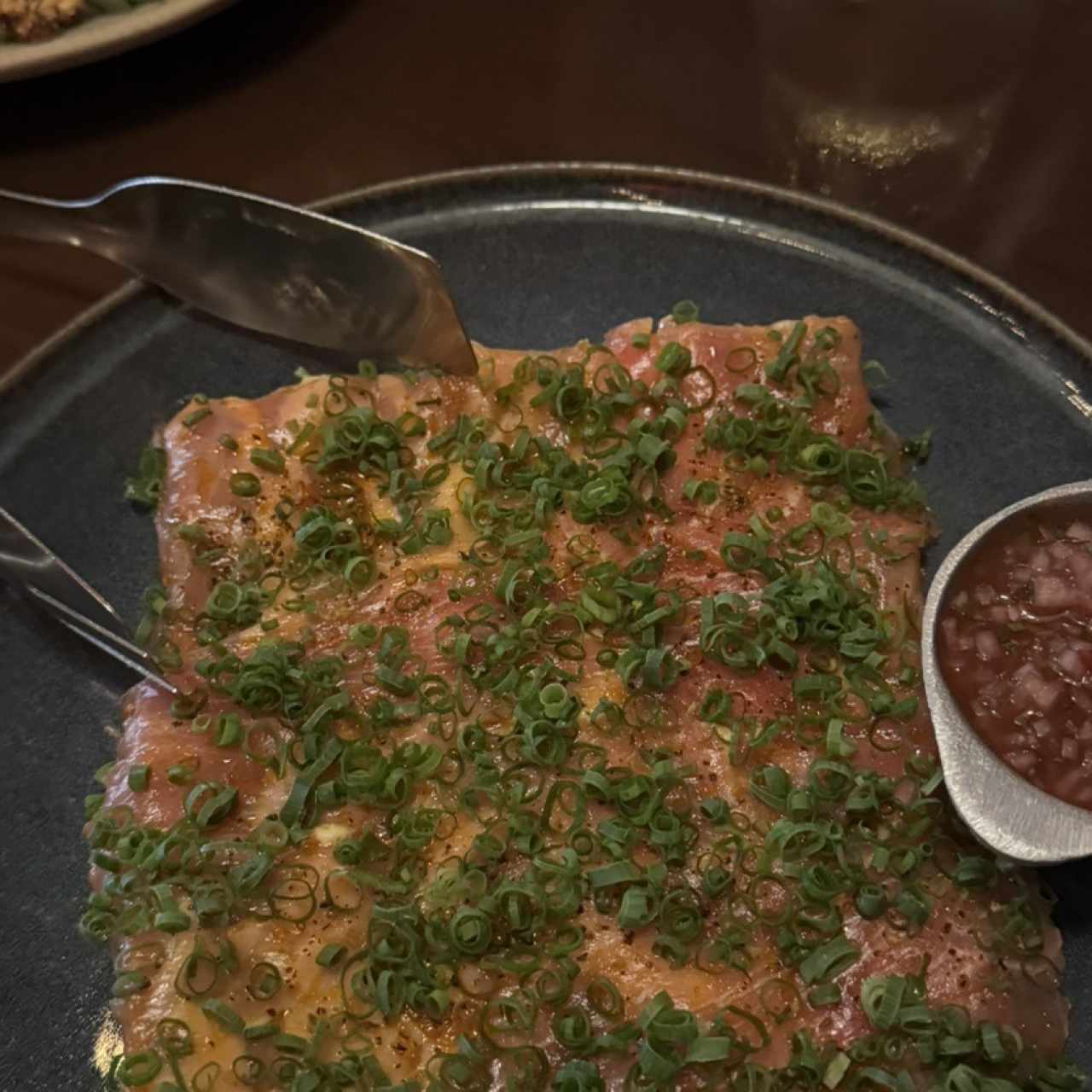 Yuca Tostada con Carpaccio de Atun