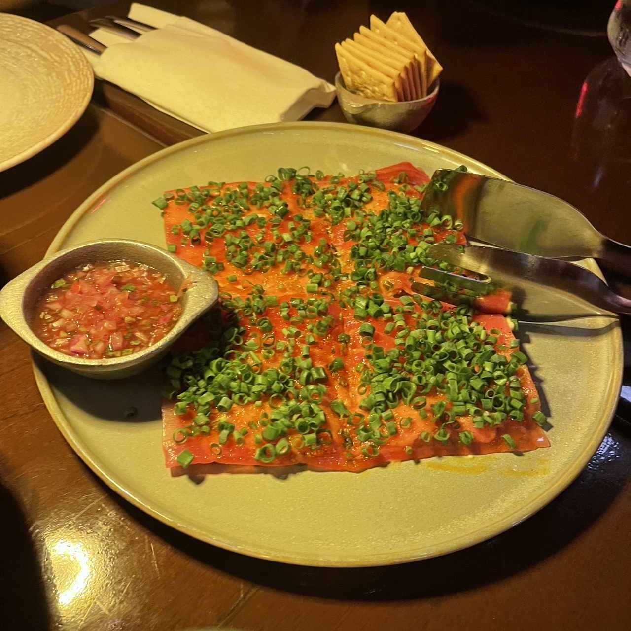 Yuca Tostada con Carpaccio de Atun