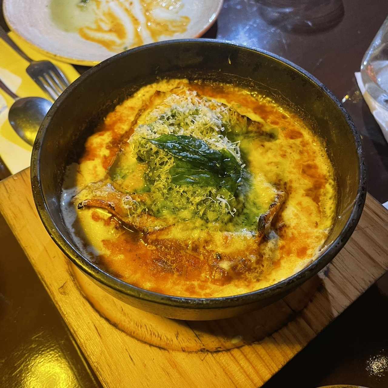 Lasagna de gallina de patio ajeno