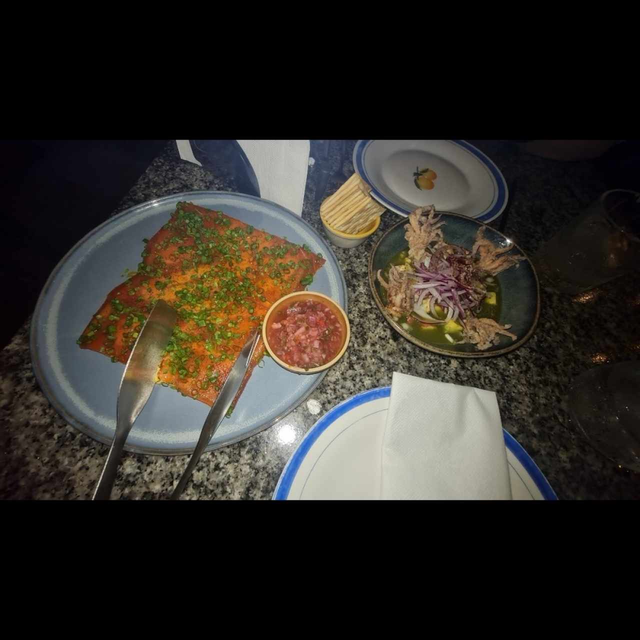 Yuca Tostada con Carpaccio de Atun