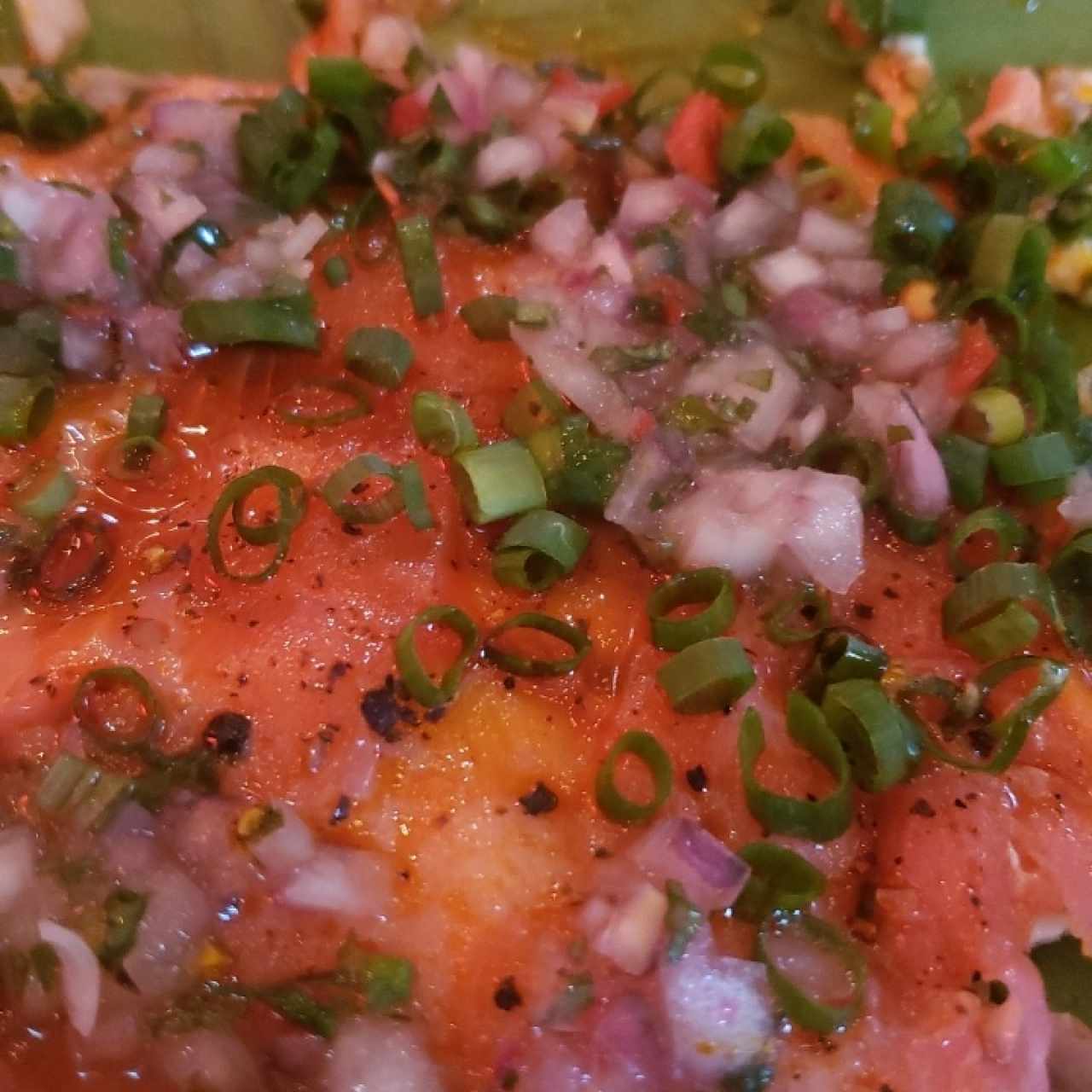 Yuca tostada con carpaccio de atún