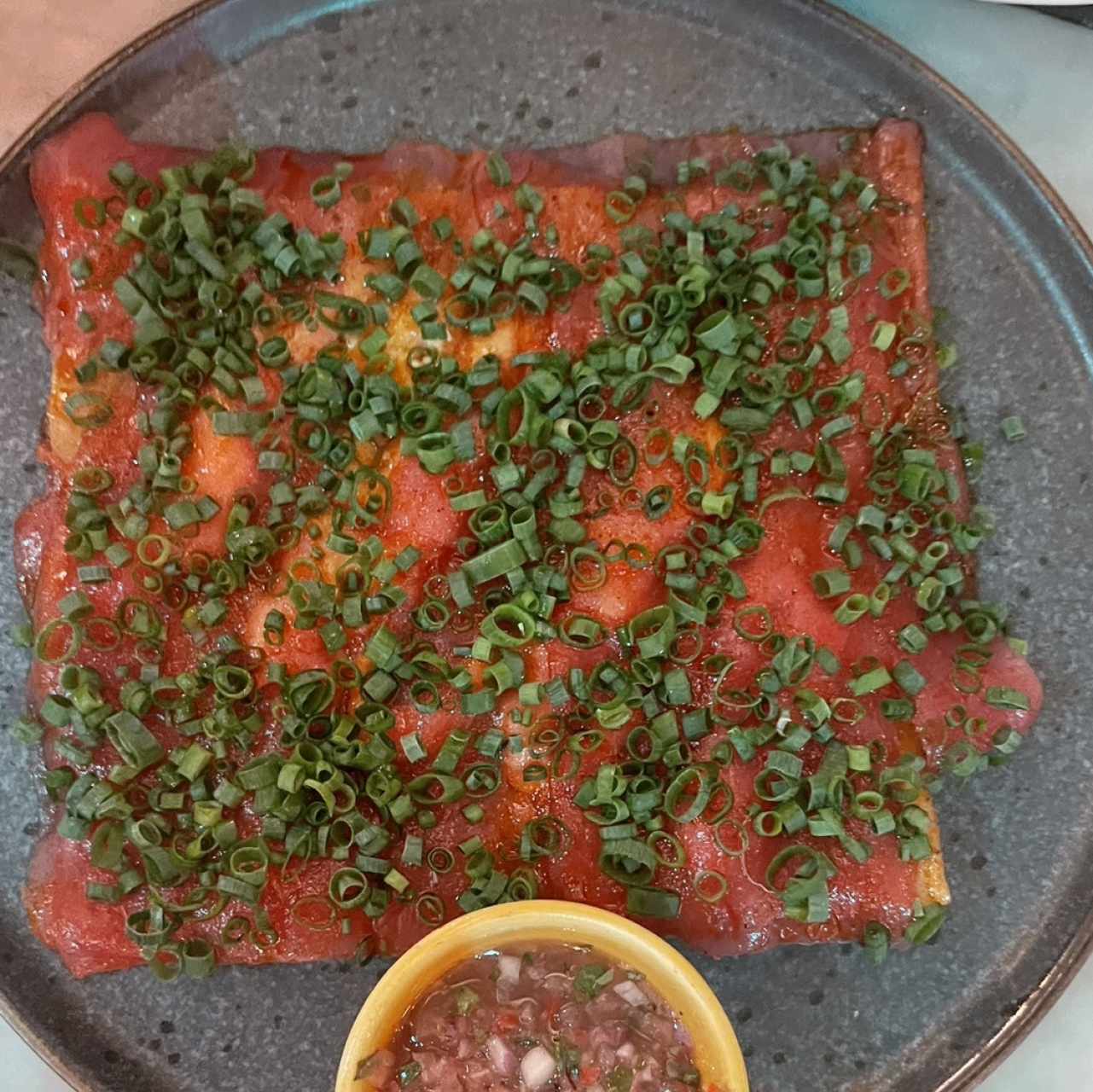 Yuca Tostada con Carpaccio de Atun