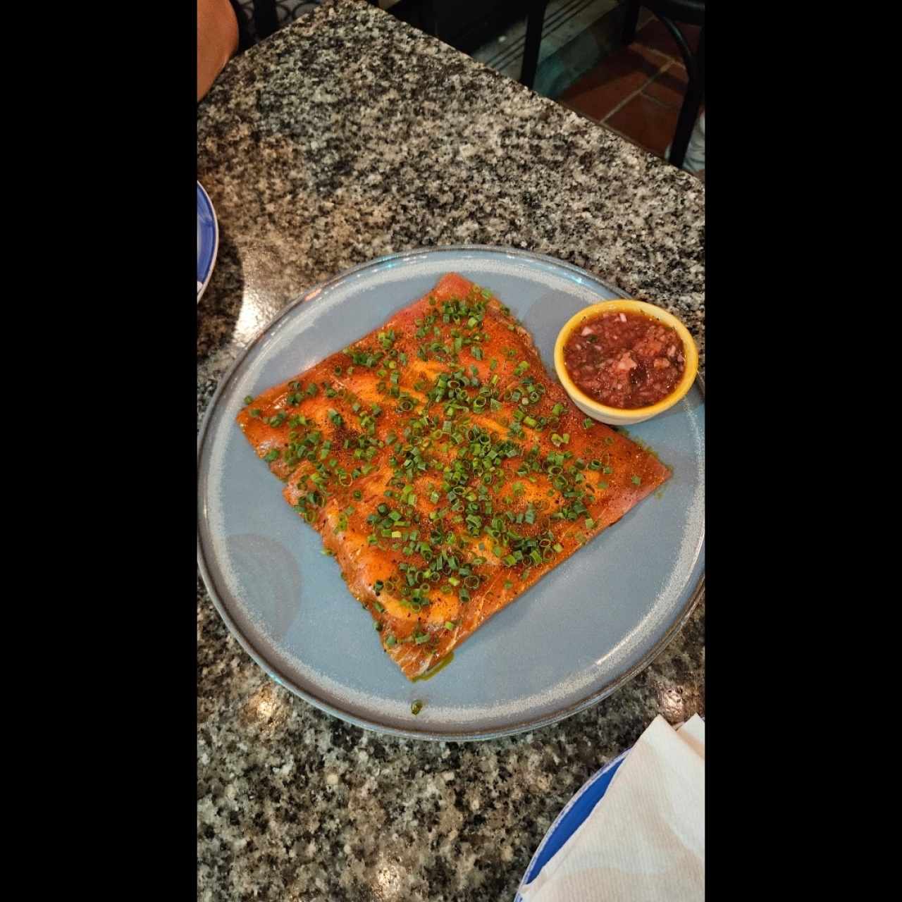 Yuca Tostada con Carpaccio de Atun