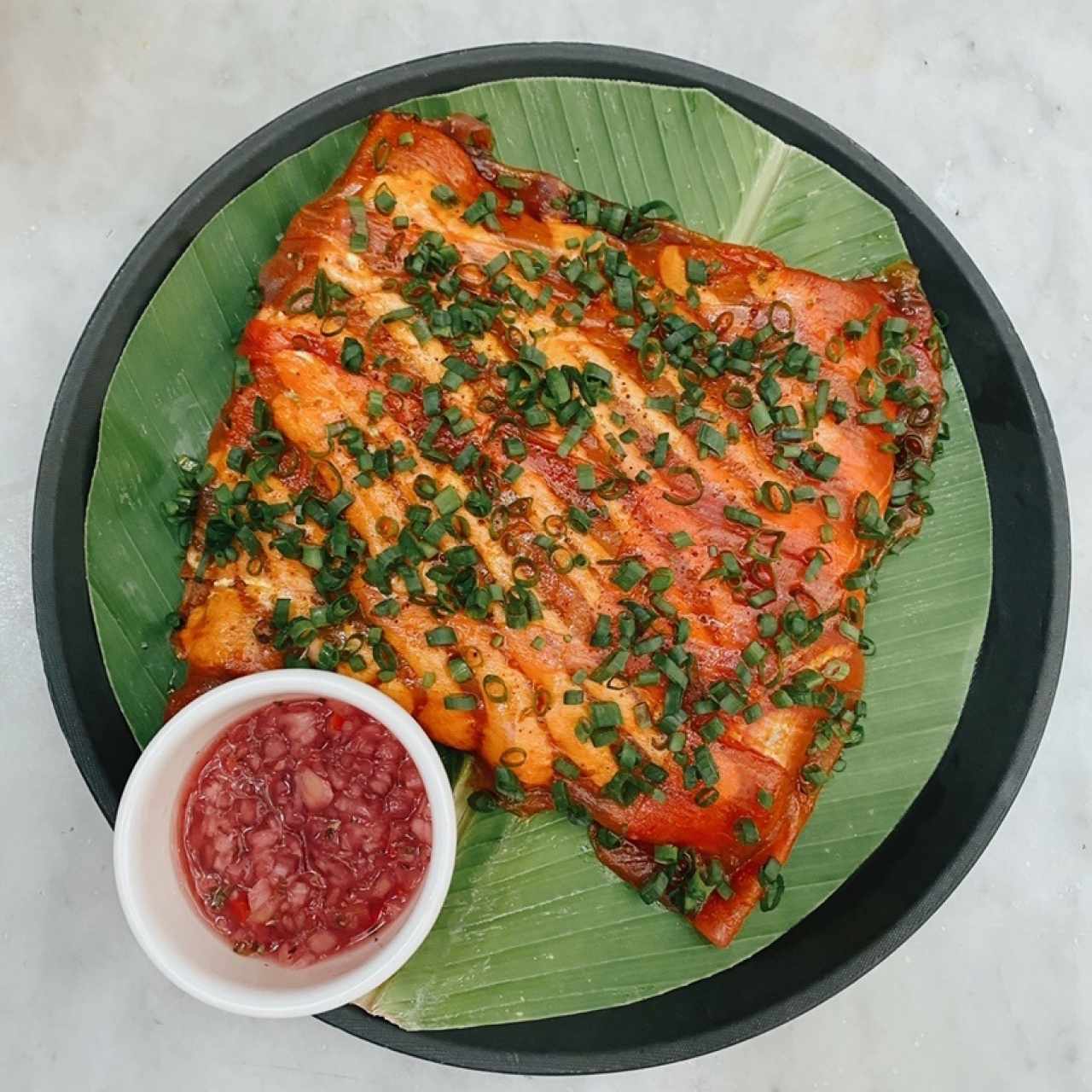 Yuca tostada con carpaccio de atún y ceviche de cebolla 
