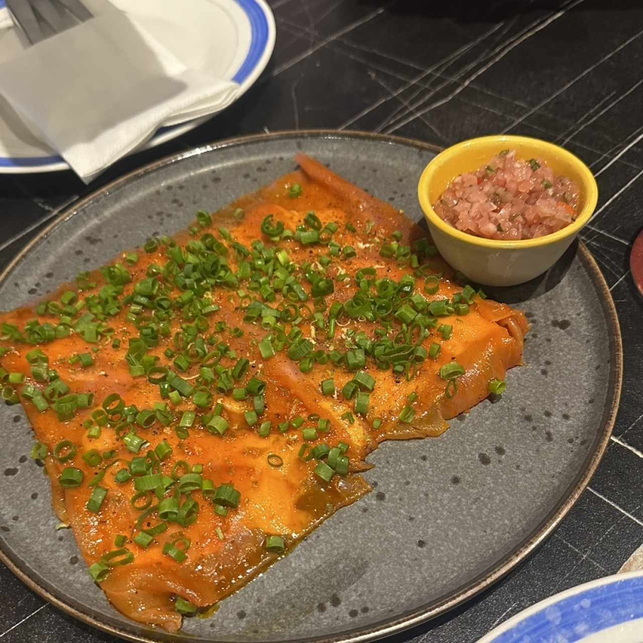 Yuca Tostada con Carpaccio de Atun