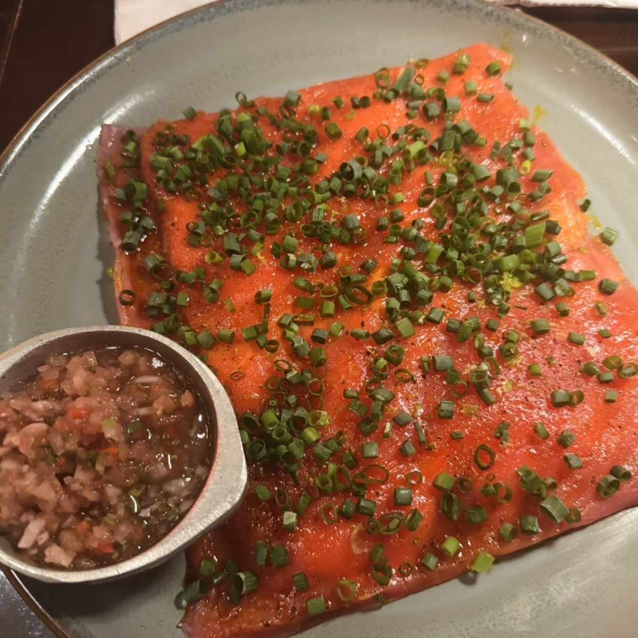 Yuca Tostada con Carpaccio de Atun