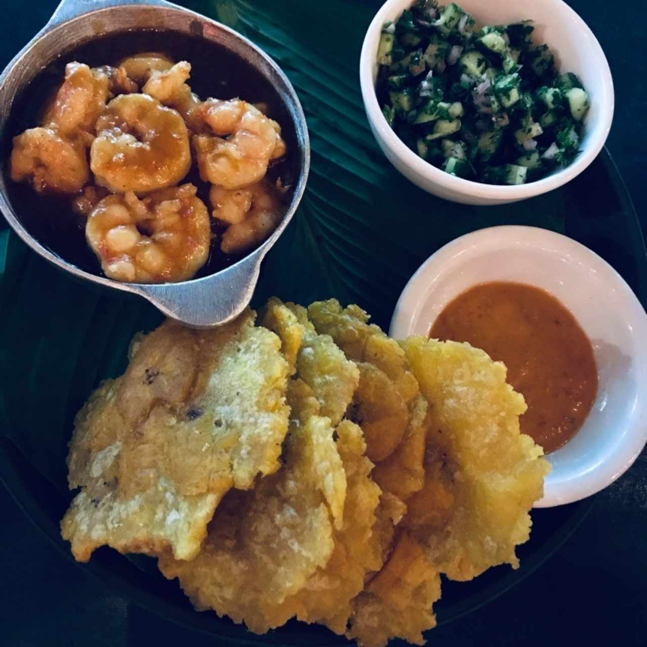 Camarones con patacon y ensalada de cilantro