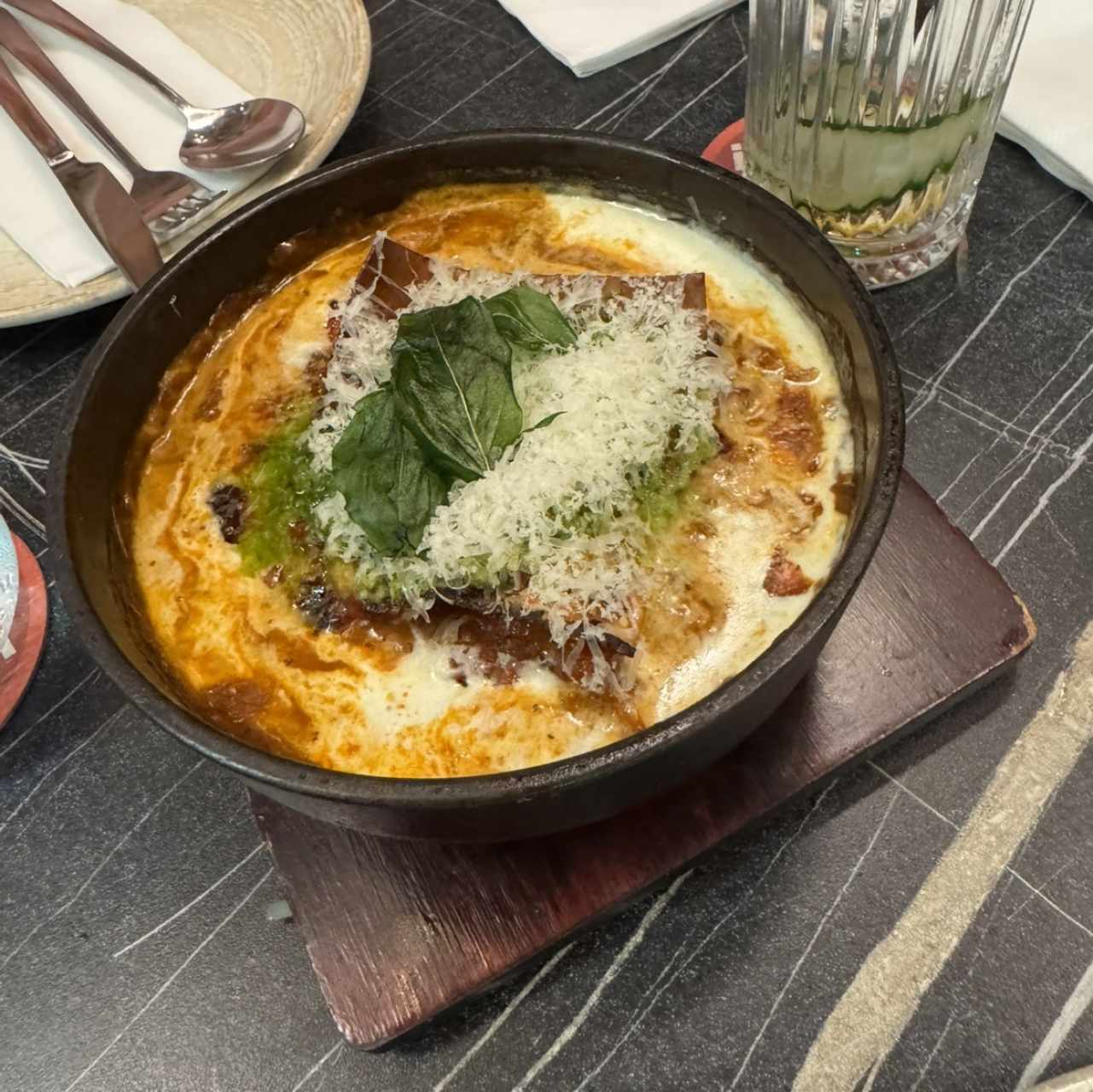 Lasagna de gallina de patio ajeno