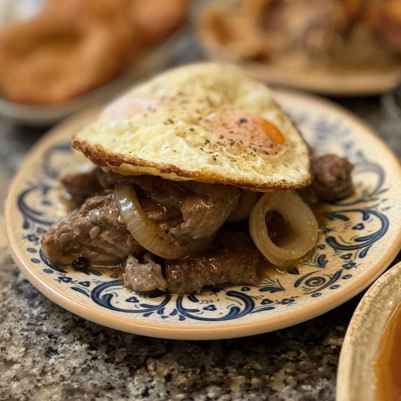 Bistec encebollado