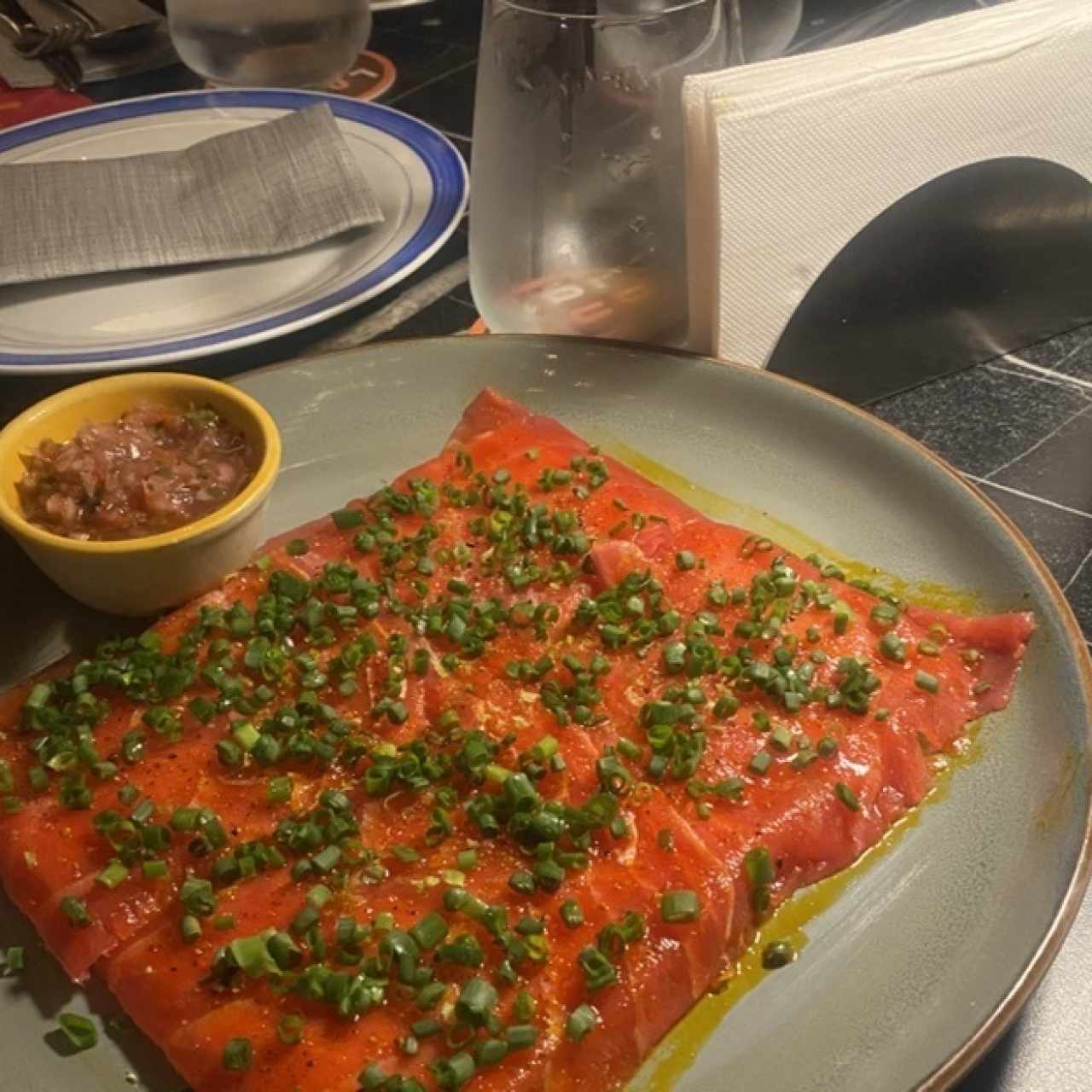 Yuca Tostada con Carpaccio de Atun