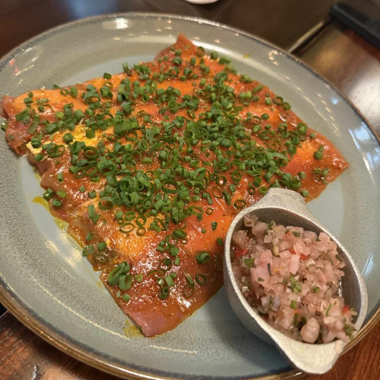 Yuca Tostada con Carpaccio de Atun