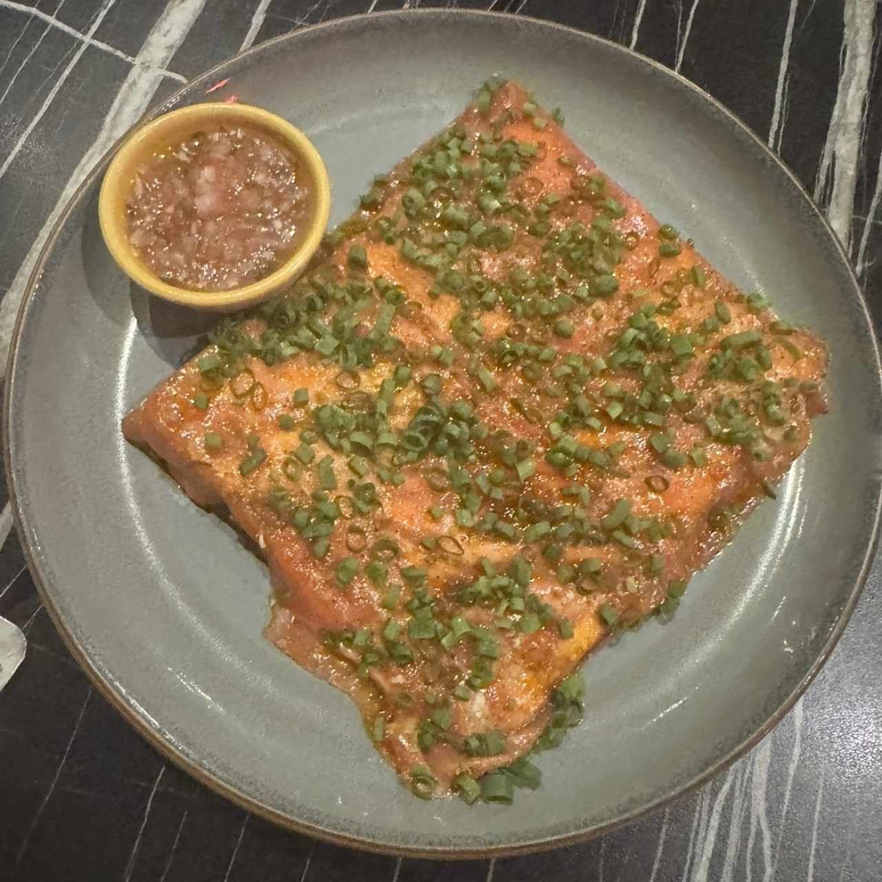 Yuca Tostada con Carpaccio de Atun