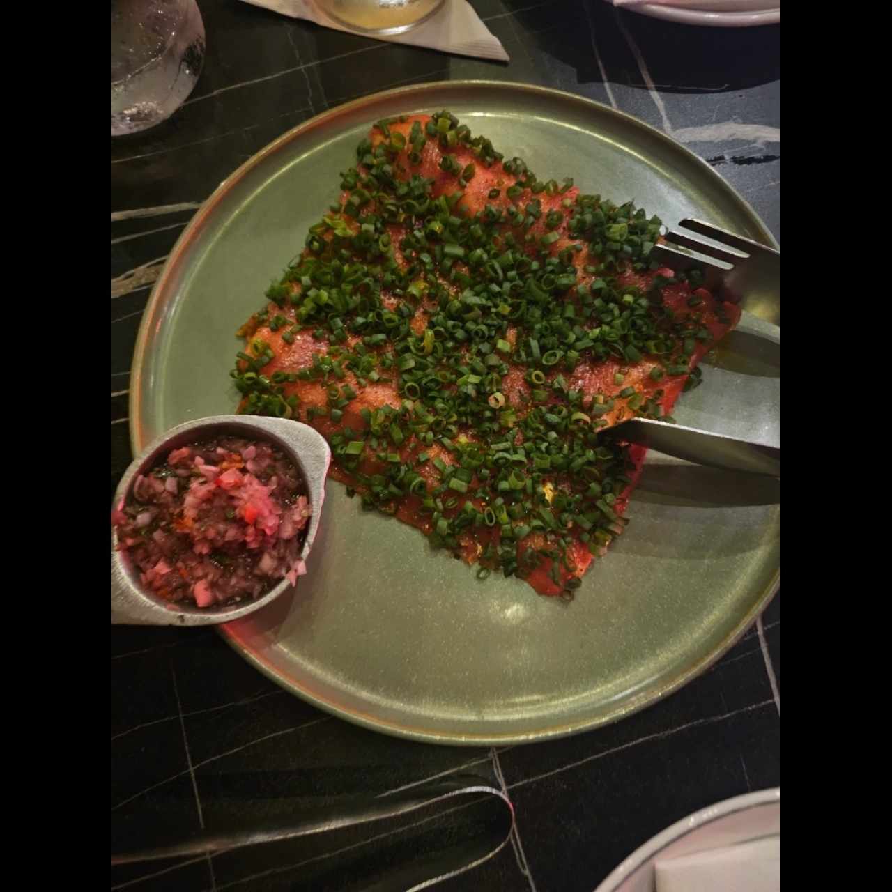 Yuca Tostada con Carpaccio de Atun