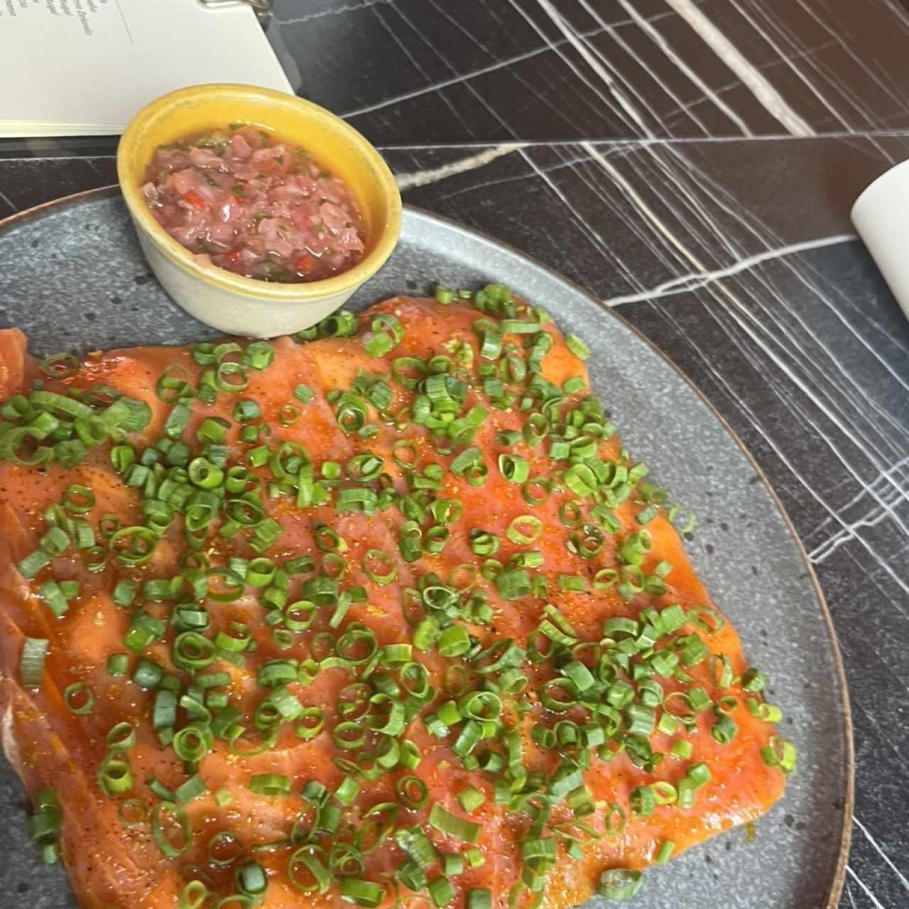 Yuca Tostada con Carpaccio de Atun