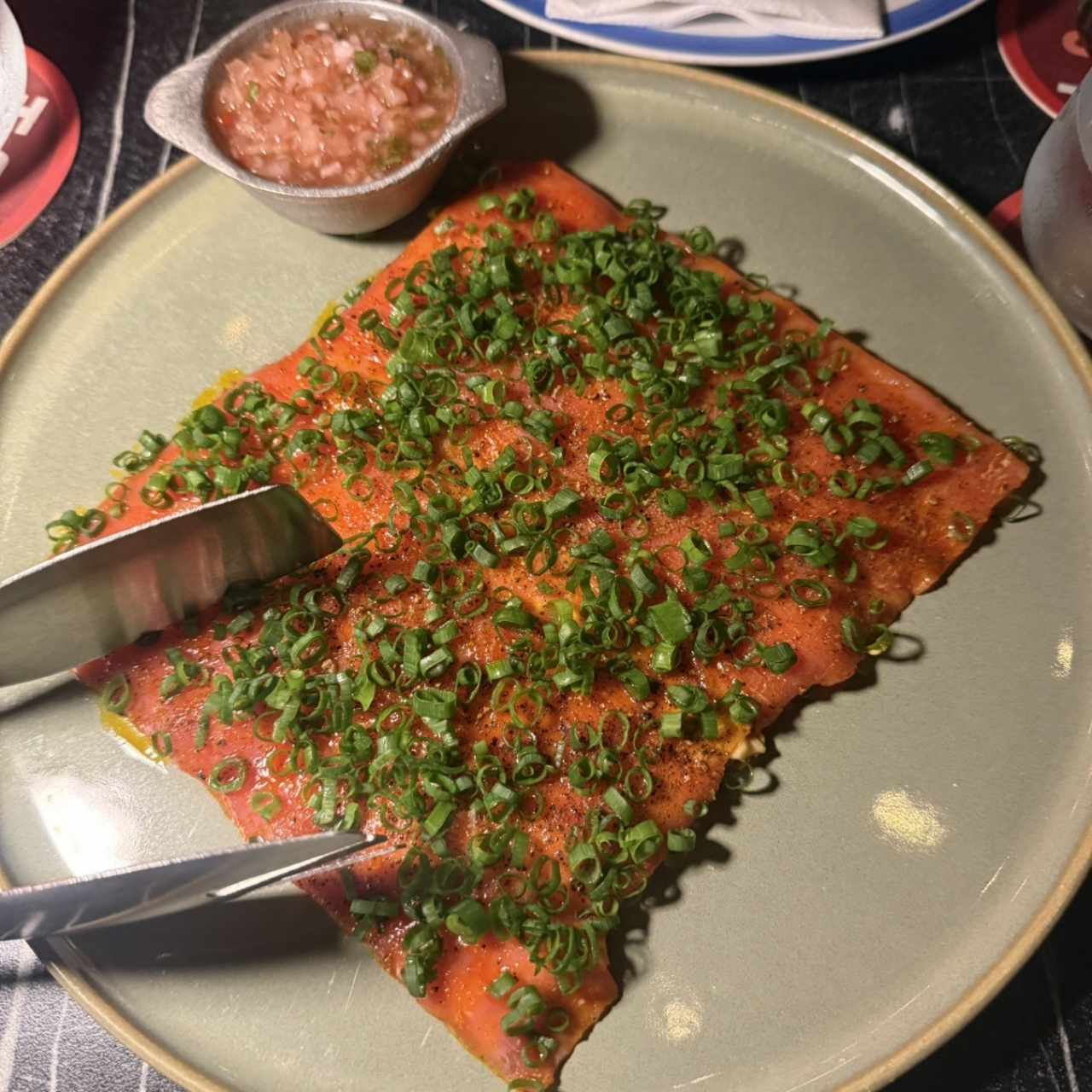 Yuca Tostada con Carpaccio de Atun