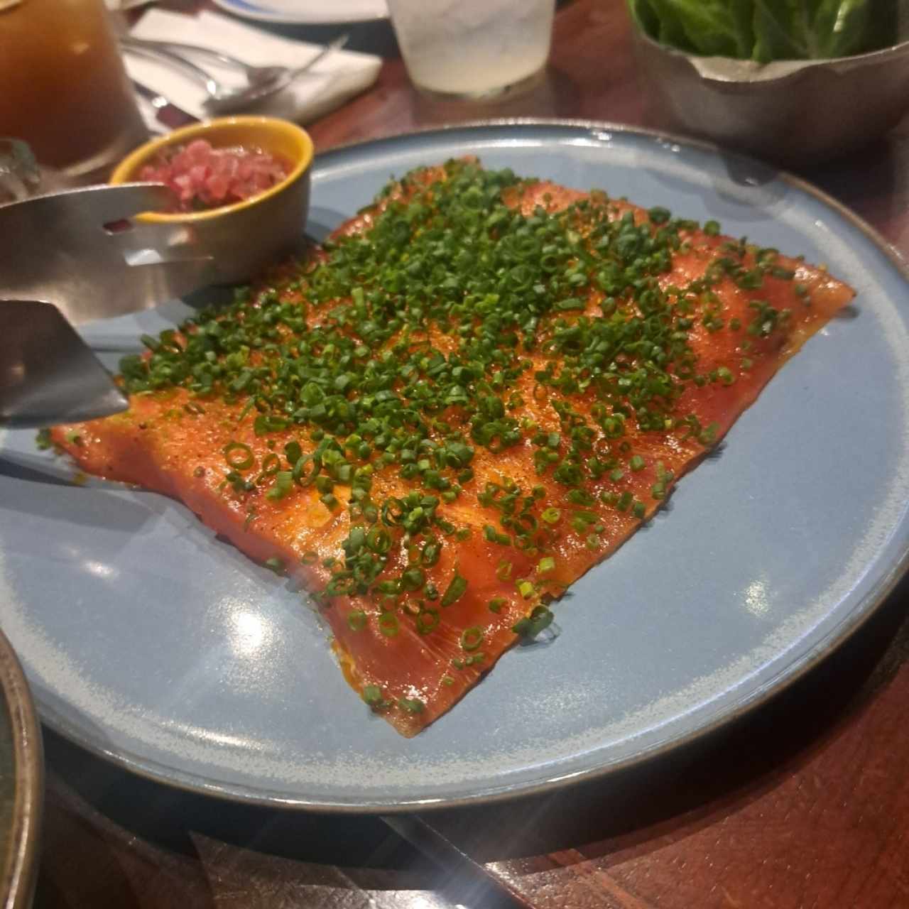 Yuca Tostada con Carpaccio de Atun