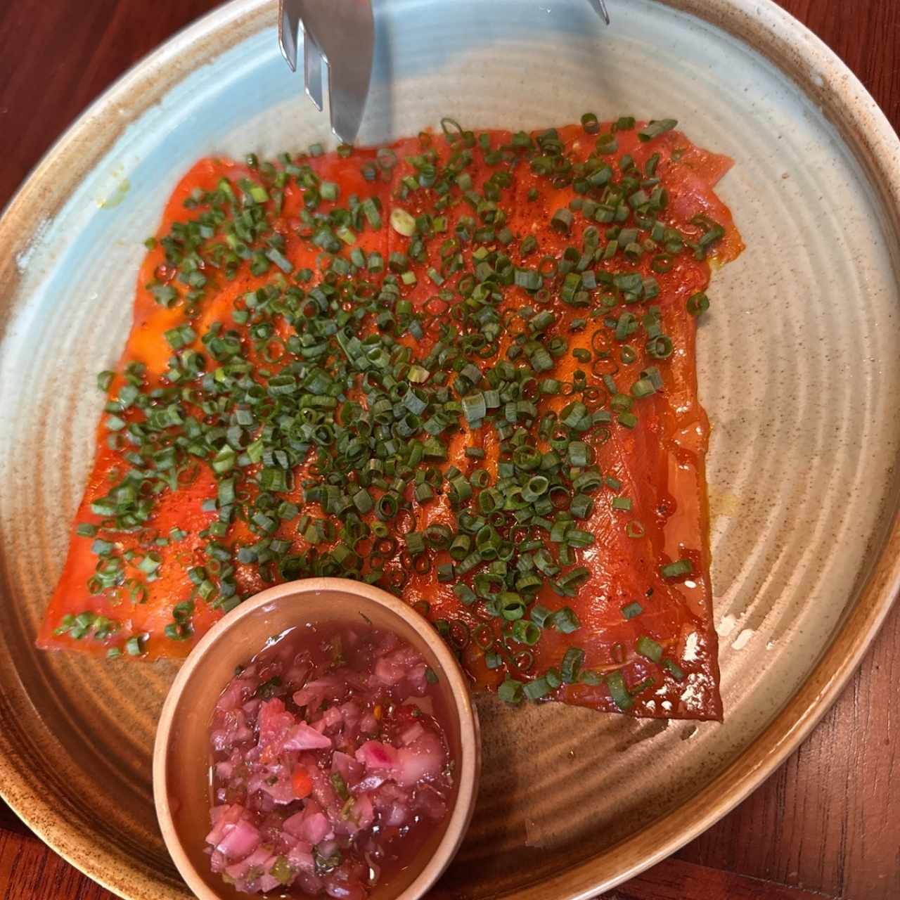 Yuca Tostada con Carpaccio de Atun