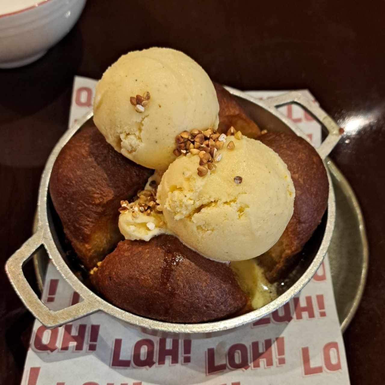 rum cake con helado