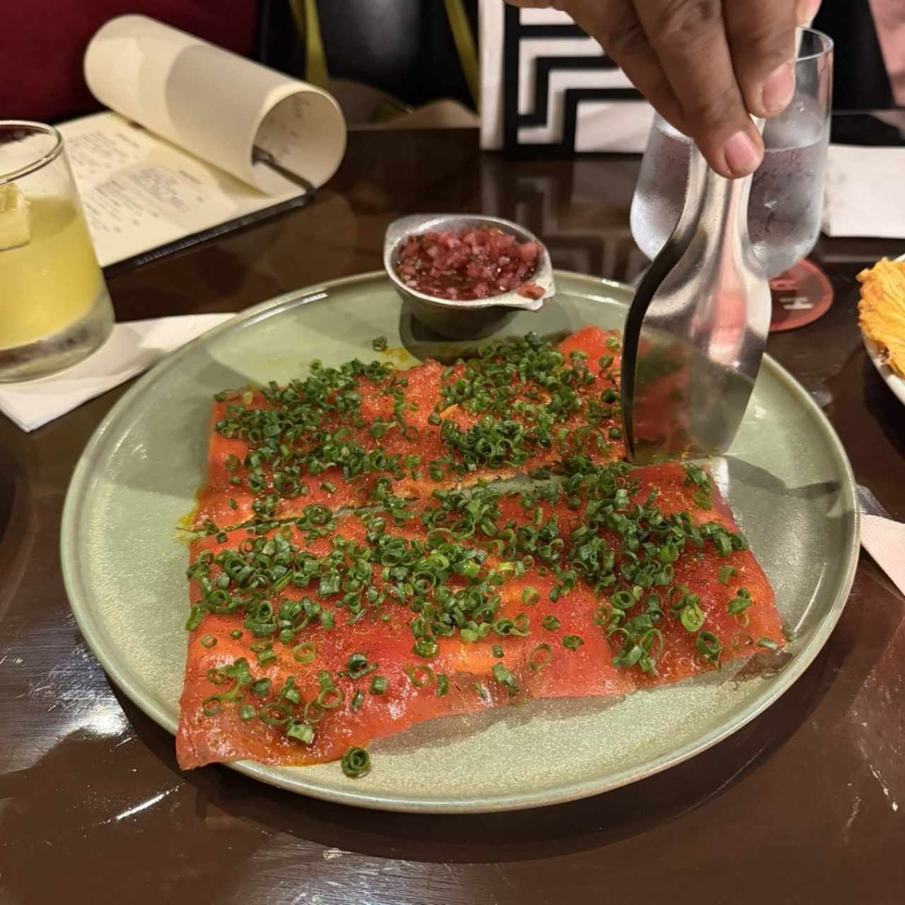 Yuca Tostada con Carpaccio de Atun