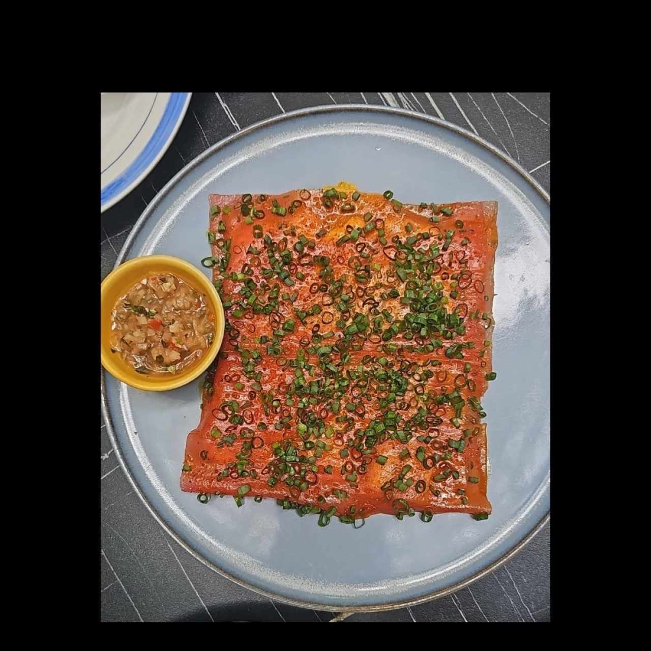 Yuca Tostada con Carpaccio de Atun