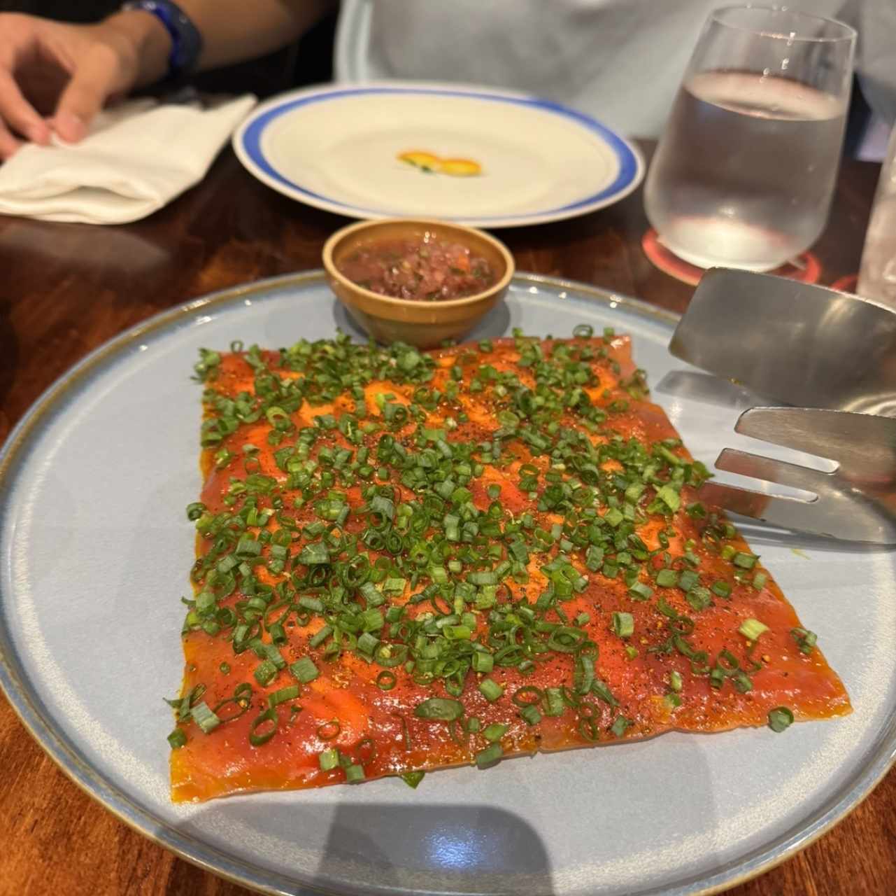 Yuca Tostada con Carpaccio de Atun