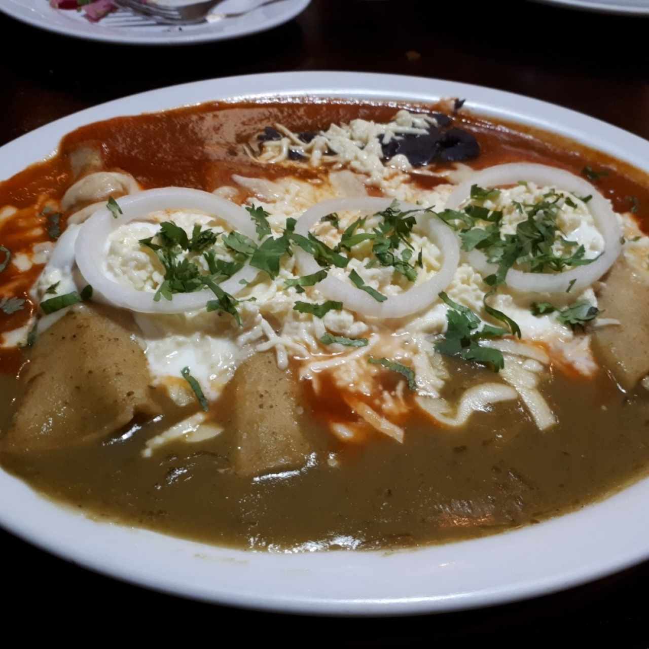 Enchiladas con salsa divorciada