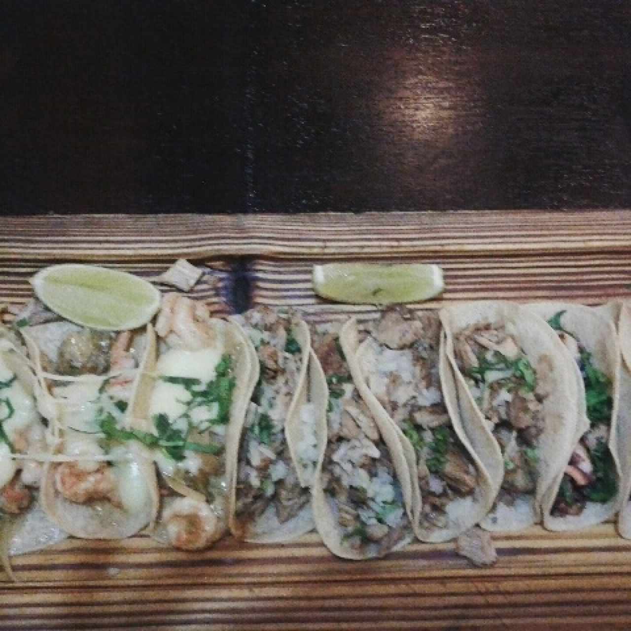 tacos de carnitas, pulpo y de camaron.. 👌
