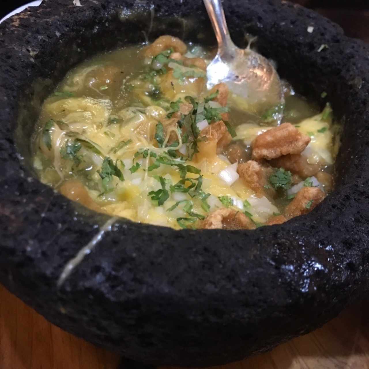 queso fundido con chicharrón