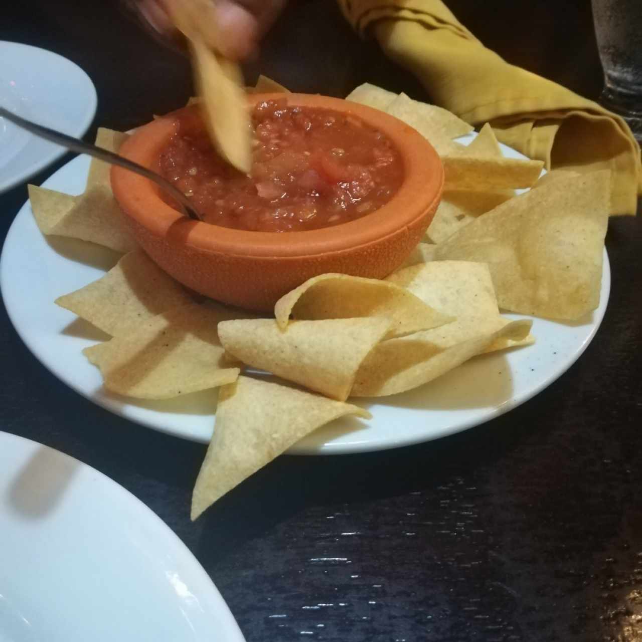totopos cortesía de la casa con su salsa especial