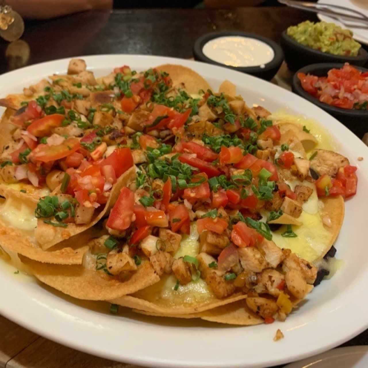 Nachos tres quesos con pollo