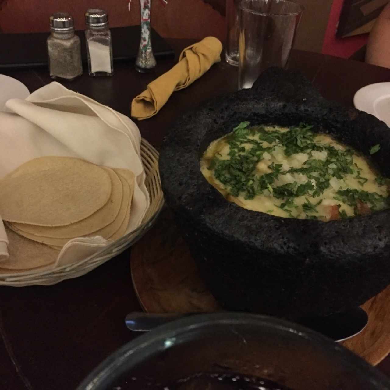 Queso fundido con chicharron y salsa verde 