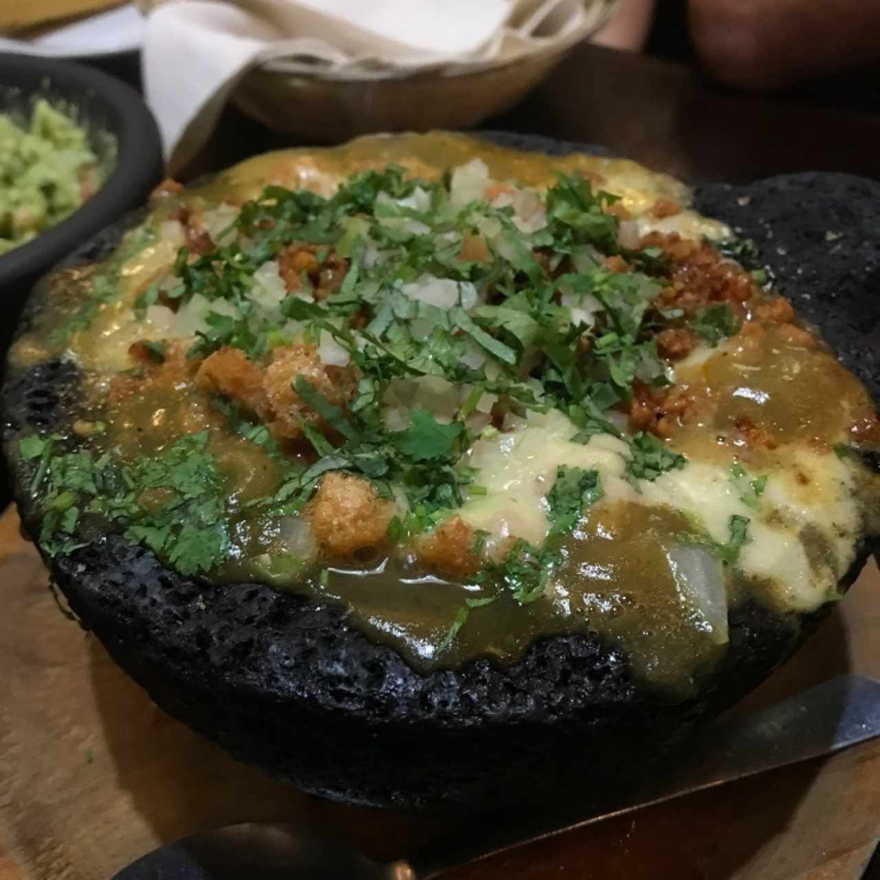 Queso fundido con chicharron y chorizo
