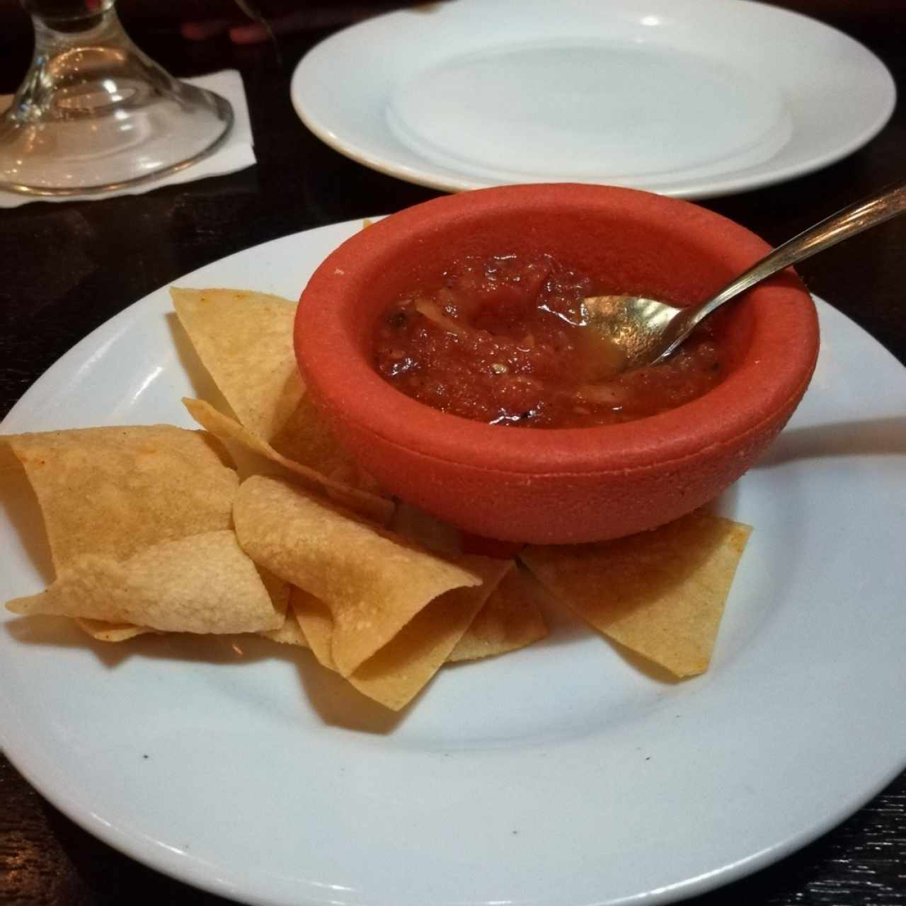 Nachos y salsa de la casa con toque picante