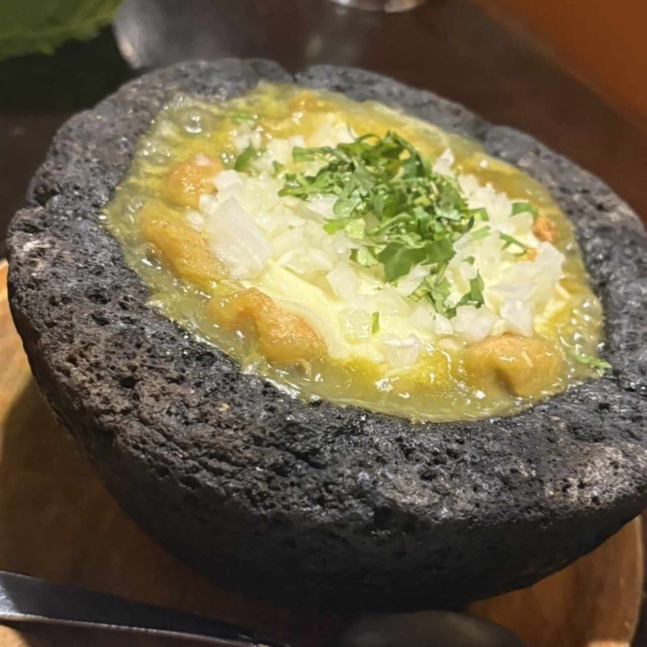 Queso fundido con salsa verde y chicharron