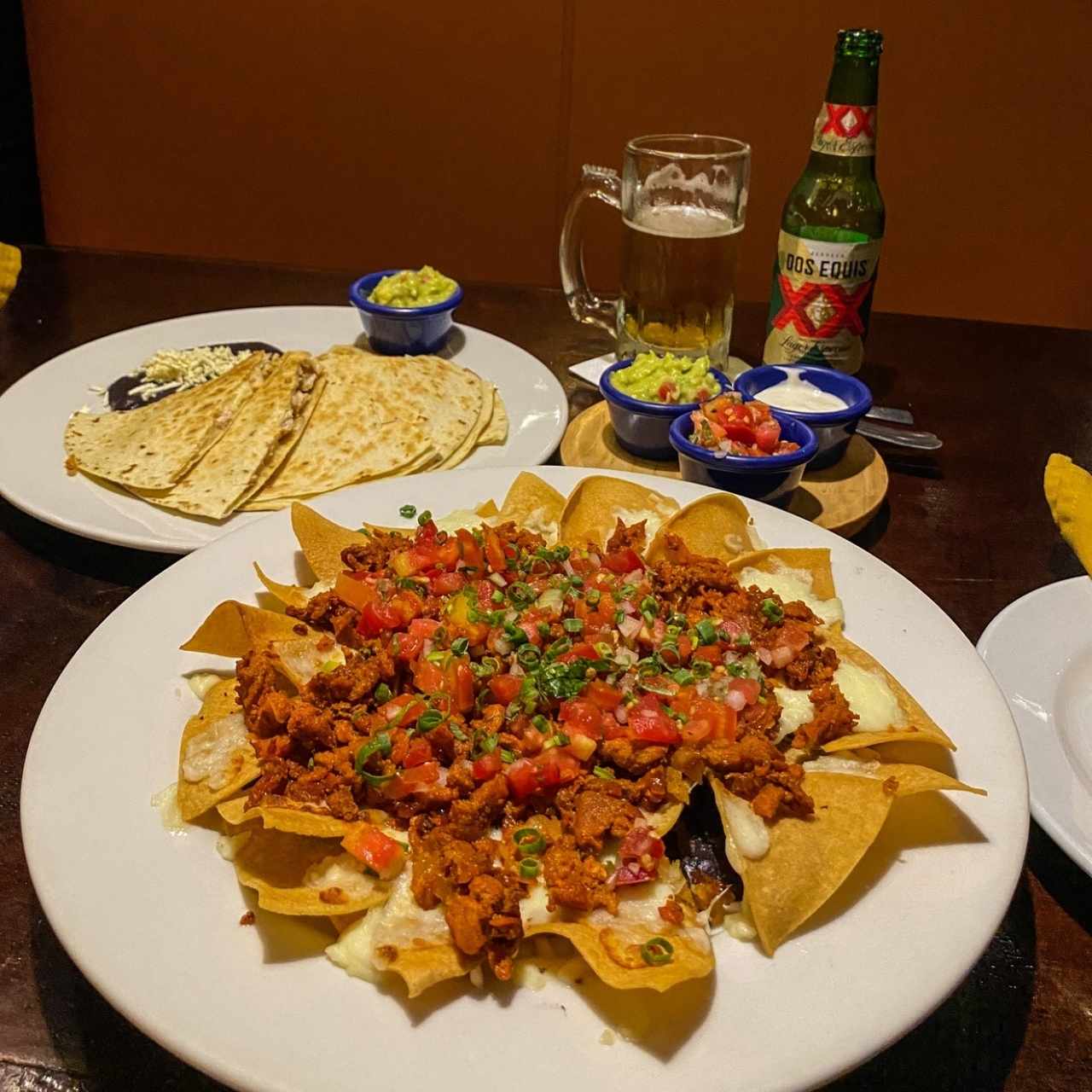 Nachos al pastor y quesadillas de pollo
