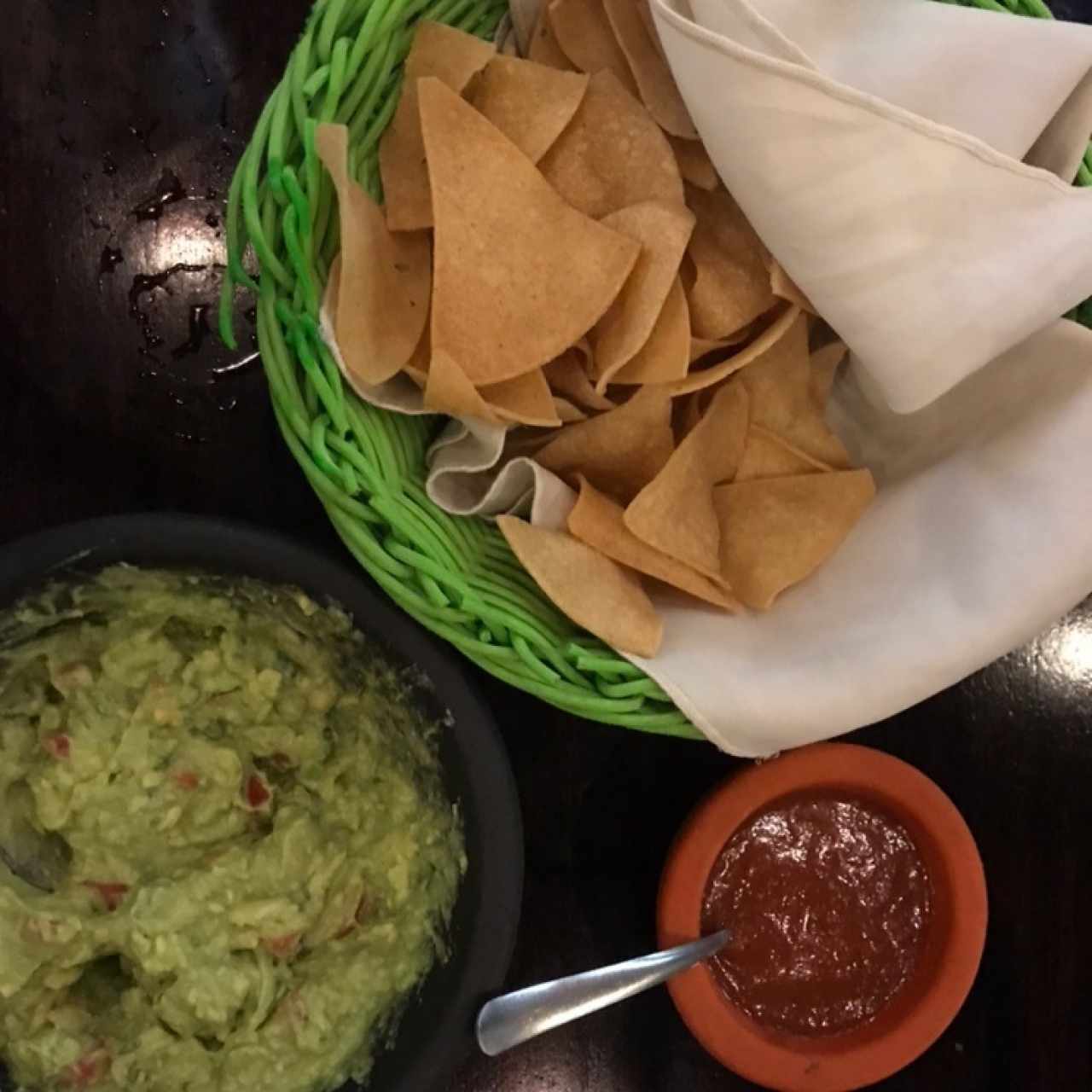 Guacamole y totopos
